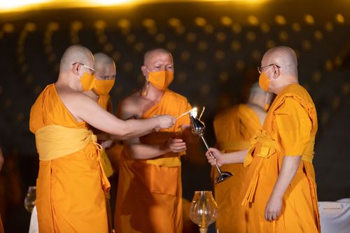 ภาพ No.29175:วันวิสาขบูชา จุดวิสาขประทีปถวายเป็นพุทธบูชา แปรอักษรเป็นภาพพระสัมมาสัมพุทธเจ้า ประสูติ ตรัสรู้ ปรินิพพาน