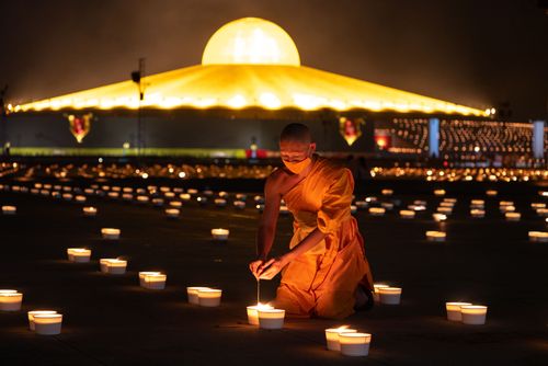 ภาพ No.29167:วันวิสาขบูชา จุดวิสาขประทีปถวายเป็นพุทธบูชา แปรอักษรเป็นภาพพระสัมมาสัมพุทธเจ้า ประสูติ ตรัสรู้ ปรินิพพาน