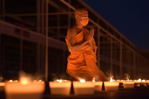 ภาพ No.29257:วันวิสาขบูชา จุดวิสาขประทีปถวายเป็นพุทธบูชา แปรอักษรเป็นภาพพระสัมมาสัมพุทธเจ้า ประสูติ ตรัสรู้ ปรินิพพาน