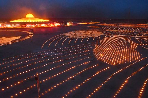 ภาพ No.29185:วันวิสาขบูชา จุดวิสาขประทีปถวายเป็นพุทธบูชา แปรอักษรเป็นภาพพระสัมมาสัมพุทธเจ้า ประสูติ ตรัสรู้ ปรินิพพาน