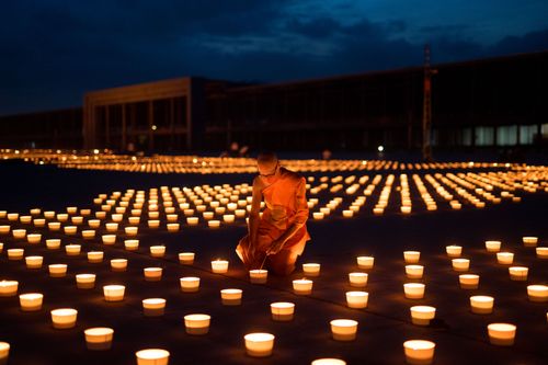 ภาพ No.29235:วันวิสาขบูชา จุดวิสาขประทีปถวายเป็นพุทธบูชา แปรอักษรเป็นภาพพระสัมมาสัมพุทธเจ้า ประสูติ ตรัสรู้ ปรินิพพาน