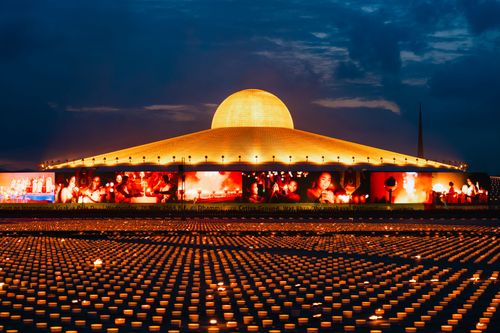 ภาพ No.29214:วันวิสาขบูชา จุดวิสาขประทีปถวายเป็นพุทธบูชา แปรอักษรเป็นภาพพระสัมมาสัมพุทธเจ้า ประสูติ ตรัสรู้ ปรินิพพาน