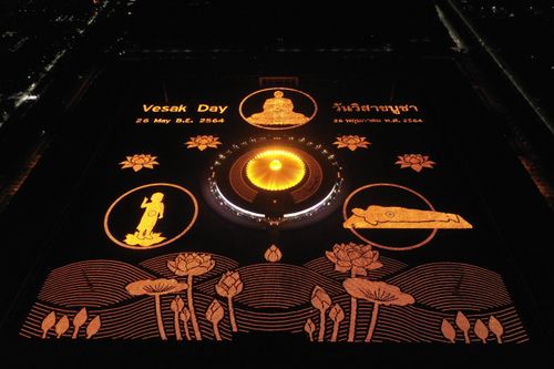 ภาพ No.29134:วันวิสาขบูชา จุดวิสาขประทีปถวายเป็นพุทธบูชา แปรอักษรเป็นภาพพระสัมมาสัมพุทธเจ้า ประสูติ ตรัสรู้ ปรินิพพาน