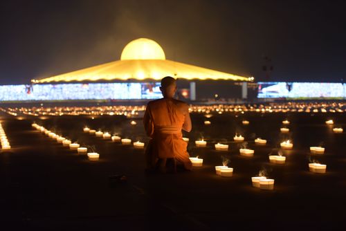 ภาพ No.29259:วันวิสาขบูชา จุดวิสาขประทีปถวายเป็นพุทธบูชา แปรอักษรเป็นภาพพระสัมมาสัมพุทธเจ้า ประสูติ ตรัสรู้ ปรินิพพาน