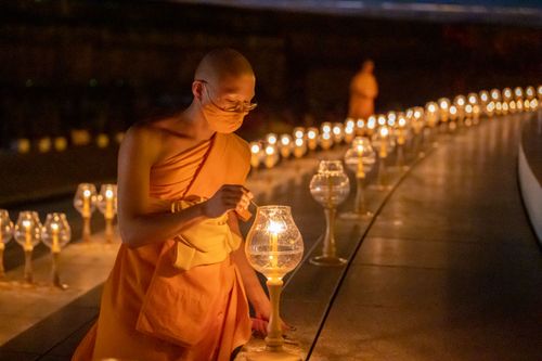 ภาพ No.29176:วันวิสาขบูชา จุดวิสาขประทีปถวายเป็นพุทธบูชา แปรอักษรเป็นภาพพระสัมมาสัมพุทธเจ้า ประสูติ ตรัสรู้ ปรินิพพาน