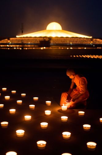 ภาพ No.29234:วันวิสาขบูชา จุดวิสาขประทีปถวายเป็นพุทธบูชา แปรอักษรเป็นภาพพระสัมมาสัมพุทธเจ้า ประสูติ ตรัสรู้ ปรินิพพาน