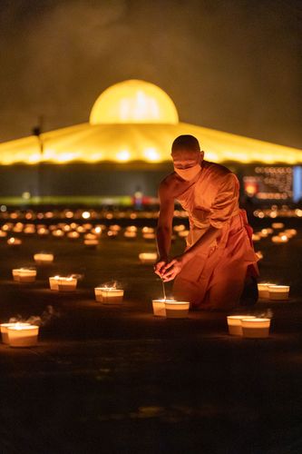 ภาพ No.29269:วันวิสาขบูชา จุดวิสาขประทีปถวายเป็นพุทธบูชา แปรอักษรเป็นภาพพระสัมมาสัมพุทธเจ้า ประสูติ ตรัสรู้ ปรินิพพาน