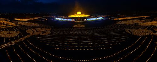 ภาพ No.29222:วันวิสาขบูชา จุดวิสาขประทีปถวายเป็นพุทธบูชา แปรอักษรเป็นภาพพระสัมมาสัมพุทธเจ้า ประสูติ ตรัสรู้ ปรินิพพาน