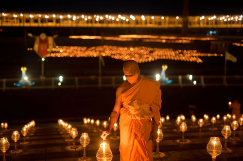 ภาพ No.29236:วันวิสาขบูชา จุดวิสาขประทีปถวายเป็นพุทธบูชา แปรอักษรเป็นภาพพระสัมมาสัมพุทธเจ้า ประสูติ ตรัสรู้ ปรินิพพาน