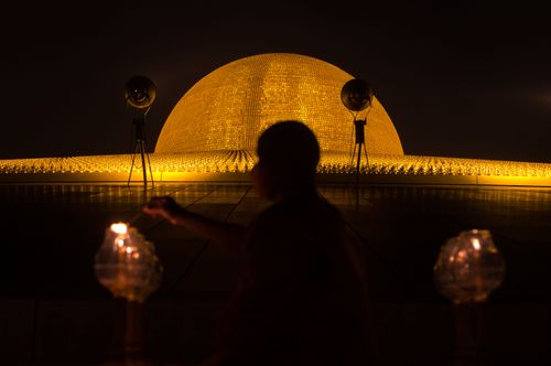 ภาพ No.29237:วันวิสาขบูชา จุดวิสาขประทีปถวายเป็นพุทธบูชา แปรอักษรเป็นภาพพระสัมมาสัมพุทธเจ้า ประสูติ ตรัสรู้ ปรินิพพาน