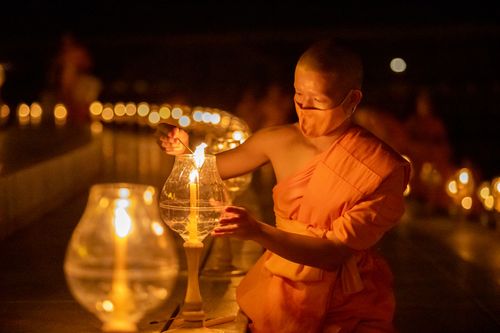 ภาพ No.29187:วันวิสาขบูชา จุดวิสาขประทีปถวายเป็นพุทธบูชา แปรอักษรเป็นภาพพระสัมมาสัมพุทธเจ้า ประสูติ ตรัสรู้ ปรินิพพาน