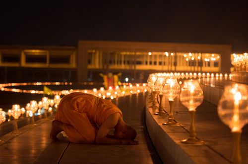 ภาพ No.29239:วันวิสาขบูชา จุดวิสาขประทีปถวายเป็นพุทธบูชา แปรอักษรเป็นภาพพระสัมมาสัมพุทธเจ้า ประสูติ ตรัสรู้ ปรินิพพาน