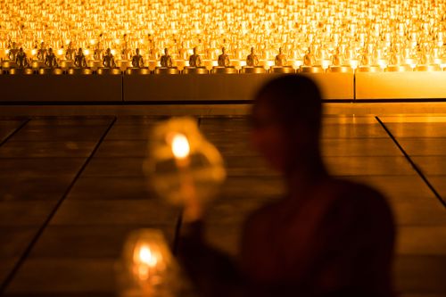 ภาพ No.29238:วันวิสาขบูชา จุดวิสาขประทีปถวายเป็นพุทธบูชา แปรอักษรเป็นภาพพระสัมมาสัมพุทธเจ้า ประสูติ ตรัสรู้ ปรินิพพาน