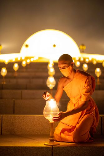 ภาพ No.29179:วันวิสาขบูชา จุดวิสาขประทีปถวายเป็นพุทธบูชา แปรอักษรเป็นภาพพระสัมมาสัมพุทธเจ้า ประสูติ ตรัสรู้ ปรินิพพาน
