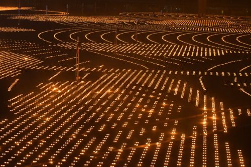 ภาพ No.29186:วันวิสาขบูชา จุดวิสาขประทีปถวายเป็นพุทธบูชา แปรอักษรเป็นภาพพระสัมมาสัมพุทธเจ้า ประสูติ ตรัสรู้ ปรินิพพาน