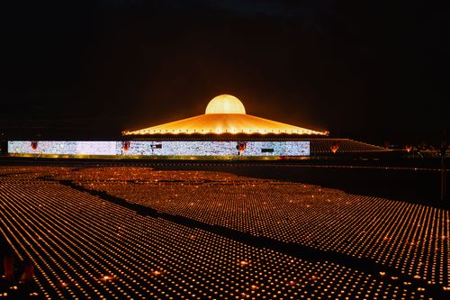 ภาพ No.29221:วันวิสาขบูชา จุดวิสาขประทีปถวายเป็นพุทธบูชา แปรอักษรเป็นภาพพระสัมมาสัมพุทธเจ้า ประสูติ ตรัสรู้ ปรินิพพาน