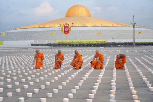 ภาพ No.29181:วันวิสาขบูชา จุดวิสาขประทีปถวายเป็นพุทธบูชา แปรอักษรเป็นภาพพระสัมมาสัมพุทธเจ้า ประสูติ ตรัสรู้ ปรินิพพาน