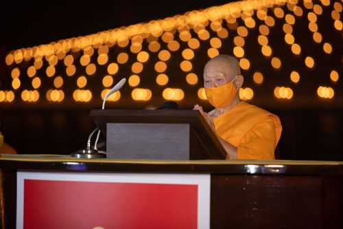 ภาพ No.29180:วันวิสาขบูชา จุดวิสาขประทีปถวายเป็นพุทธบูชา แปรอักษรเป็นภาพพระสัมมาสัมพุทธเจ้า ประสูติ ตรัสรู้ ปรินิพพาน