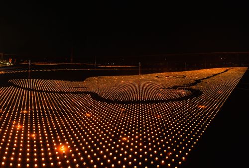 ภาพ No.29217:วันวิสาขบูชา จุดวิสาขประทีปถวายเป็นพุทธบูชา แปรอักษรเป็นภาพพระสัมมาสัมพุทธเจ้า ประสูติ ตรัสรู้ ปรินิพพาน