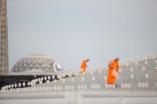 ภาพ No.29196:วันวิสาขบูชา จุดวิสาขประทีปถวายเป็นพุทธบูชา แปรอักษรเป็นภาพพระสัมมาสัมพุทธเจ้า ประสูติ ตรัสรู้ ปรินิพพาน