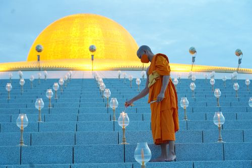 ภาพ No.29182:วันวิสาขบูชา จุดวิสาขประทีปถวายเป็นพุทธบูชา แปรอักษรเป็นภาพพระสัมมาสัมพุทธเจ้า ประสูติ ตรัสรู้ ปรินิพพาน