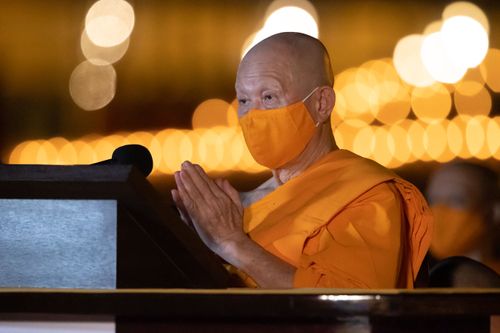 ภาพ No.29225:วันวิสาขบูชา จุดวิสาขประทีปถวายเป็นพุทธบูชา แปรอักษรเป็นภาพพระสัมมาสัมพุทธเจ้า ประสูติ ตรัสรู้ ปรินิพพาน