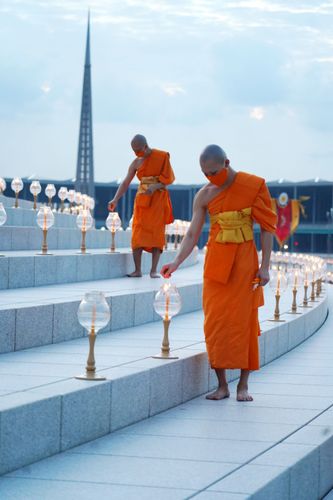 ภาพ No.29183:วันวิสาขบูชา จุดวิสาขประทีปถวายเป็นพุทธบูชา แปรอักษรเป็นภาพพระสัมมาสัมพุทธเจ้า ประสูติ ตรัสรู้ ปรินิพพาน