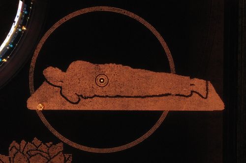 ภาพ No.29132:วันวิสาขบูชา จุดวิสาขประทีปถวายเป็นพุทธบูชา แปรอักษรเป็นภาพพระสัมมาสัมพุทธเจ้า ประสูติ ตรัสรู้ ปรินิพพาน