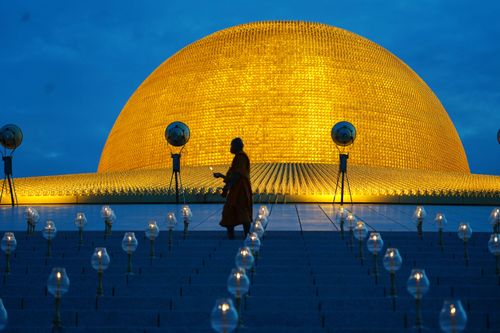 ภาพ No.29184:วันวิสาขบูชา จุดวิสาขประทีปถวายเป็นพุทธบูชา แปรอักษรเป็นภาพพระสัมมาสัมพุทธเจ้า ประสูติ ตรัสรู้ ปรินิพพาน