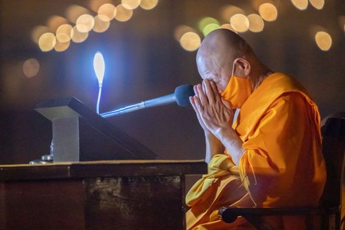 ภาพ No.29226:วันวิสาขบูชา จุดวิสาขประทีปถวายเป็นพุทธบูชา แปรอักษรเป็นภาพพระสัมมาสัมพุทธเจ้า ประสูติ ตรัสรู้ ปรินิพพาน