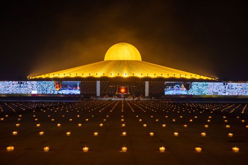 ภาพ No.29178:วันวิสาขบูชา จุดวิสาขประทีปถวายเป็นพุทธบูชา แปรอักษรเป็นภาพพระสัมมาสัมพุทธเจ้า ประสูติ ตรัสรู้ ปรินิพพาน