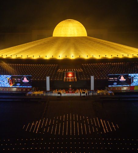 ภาพ No.29223:วันวิสาขบูชา จุดวิสาขประทีปถวายเป็นพุทธบูชา แปรอักษรเป็นภาพพระสัมมาสัมพุทธเจ้า ประสูติ ตรัสรู้ ปรินิพพาน