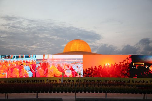 ภาพ No.29197:วันวิสาขบูชา จุดวิสาขประทีปถวายเป็นพุทธบูชา แปรอักษรเป็นภาพพระสัมมาสัมพุทธเจ้า ประสูติ ตรัสรู้ ปรินิพพาน