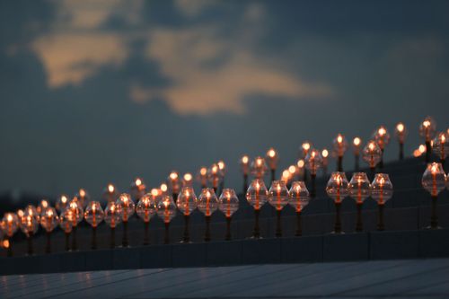 ภาพ No.29199:วันวิสาขบูชา จุดวิสาขประทีปถวายเป็นพุทธบูชา แปรอักษรเป็นภาพพระสัมมาสัมพุทธเจ้า ประสูติ ตรัสรู้ ปรินิพพาน