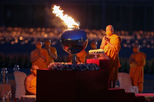 ภาพ No.29201:วันวิสาขบูชา จุดวิสาขประทีปถวายเป็นพุทธบูชา แปรอักษรเป็นภาพพระสัมมาสัมพุทธเจ้า ประสูติ ตรัสรู้ ปรินิพพาน