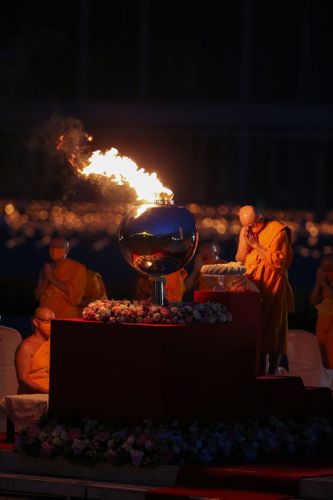 ภาพ No.29203:วันวิสาขบูชา จุดวิสาขประทีปถวายเป็นพุทธบูชา แปรอักษรเป็นภาพพระสัมมาสัมพุทธเจ้า ประสูติ ตรัสรู้ ปรินิพพาน