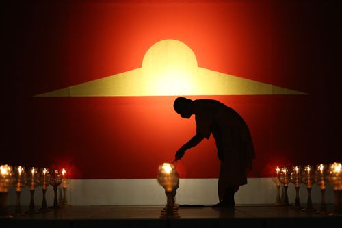 ภาพ No.29202:วันวิสาขบูชา จุดวิสาขประทีปถวายเป็นพุทธบูชา แปรอักษรเป็นภาพพระสัมมาสัมพุทธเจ้า ประสูติ ตรัสรู้ ปรินิพพาน