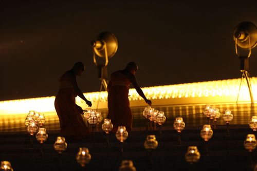 ภาพ No.29204:วันวิสาขบูชา จุดวิสาขประทีปถวายเป็นพุทธบูชา แปรอักษรเป็นภาพพระสัมมาสัมพุทธเจ้า ประสูติ ตรัสรู้ ปรินิพพาน