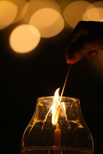 ภาพ No.29205:วันวิสาขบูชา จุดวิสาขประทีปถวายเป็นพุทธบูชา แปรอักษรเป็นภาพพระสัมมาสัมพุทธเจ้า ประสูติ ตรัสรู้ ปรินิพพาน