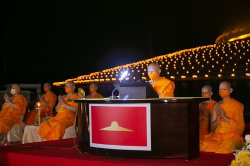 ภาพ No.29207:วันวิสาขบูชา จุดวิสาขประทีปถวายเป็นพุทธบูชา แปรอักษรเป็นภาพพระสัมมาสัมพุทธเจ้า ประสูติ ตรัสรู้ ปรินิพพาน