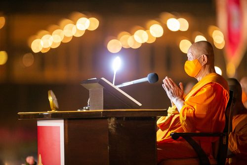 ภาพ No.29209:วันวิสาขบูชา จุดวิสาขประทีปถวายเป็นพุทธบูชา แปรอักษรเป็นภาพพระสัมมาสัมพุทธเจ้า ประสูติ ตรัสรู้ ปรินิพพาน