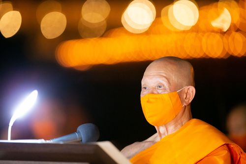 ภาพ No.29208:วันวิสาขบูชา จุดวิสาขประทีปถวายเป็นพุทธบูชา แปรอักษรเป็นภาพพระสัมมาสัมพุทธเจ้า ประสูติ ตรัสรู้ ปรินิพพาน