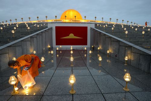 ภาพ No.29325:วันอาสาฬหบูชา พิธีจุดอาสาฬหประทีป ถวายเป็นพุทธบูชา