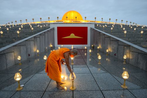 ภาพ No.29327:วันอาสาฬหบูชา พิธีจุดอาสาฬหประทีป ถวายเป็นพุทธบูชา