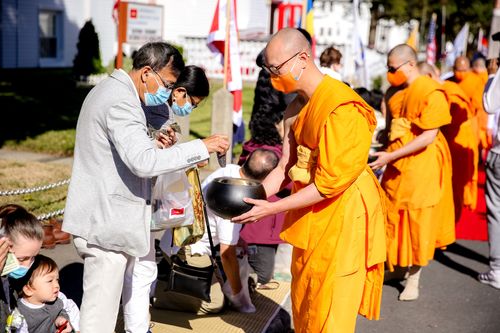 ภาพ No.38460:พิธีทอดกฐินมหาปฏิสังขรณ์ ณ วัดพระธรรมกายบอสตัน