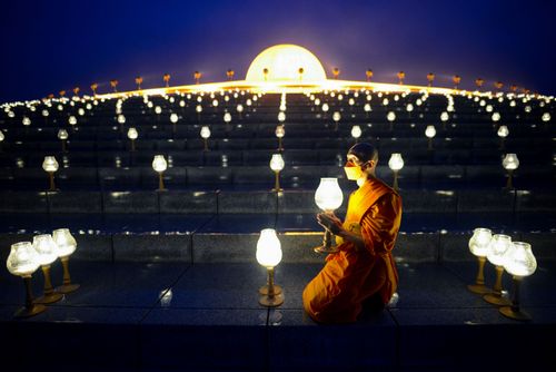 ภาพ No.29334:วันอาสาฬหบูชา พิธีจุดอาสาฬหประทีป ถวายเป็นพุทธบูชา