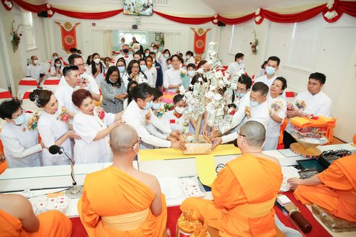 ภาพ No.38467:พิธีทอดกฐินมหาปฏิสังขรณ์ ณ วัดพระธรรมกายบอสตัน