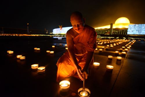 ภาพ No.29341:วันอาสาฬหบูชา พิธีจุดอาสาฬหประทีป ถวายเป็นพุทธบูชา