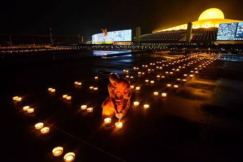 ภาพ No.29345:วันอาสาฬหบูชา พิธีจุดอาสาฬหประทีป ถวายเป็นพุทธบูชา