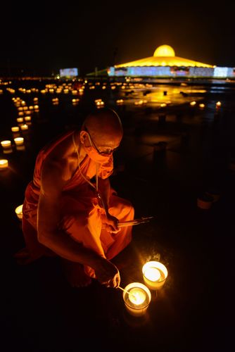 ภาพ No.29344:วันอาสาฬหบูชา พิธีจุดอาสาฬหประทีป ถวายเป็นพุทธบูชา